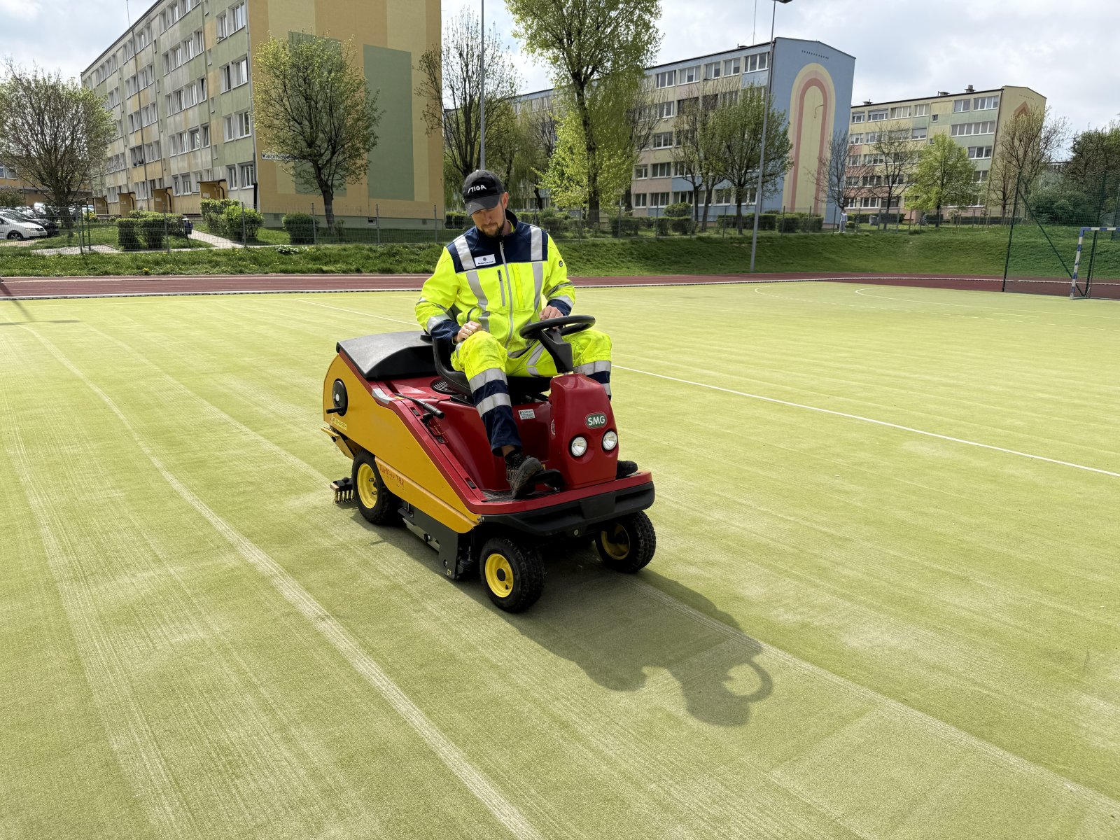 Maszyna SMG TurfBoy szczotkująca sztuczną trawę boiska — konserwacja boisk sportowych GardenProducts Kalisz
