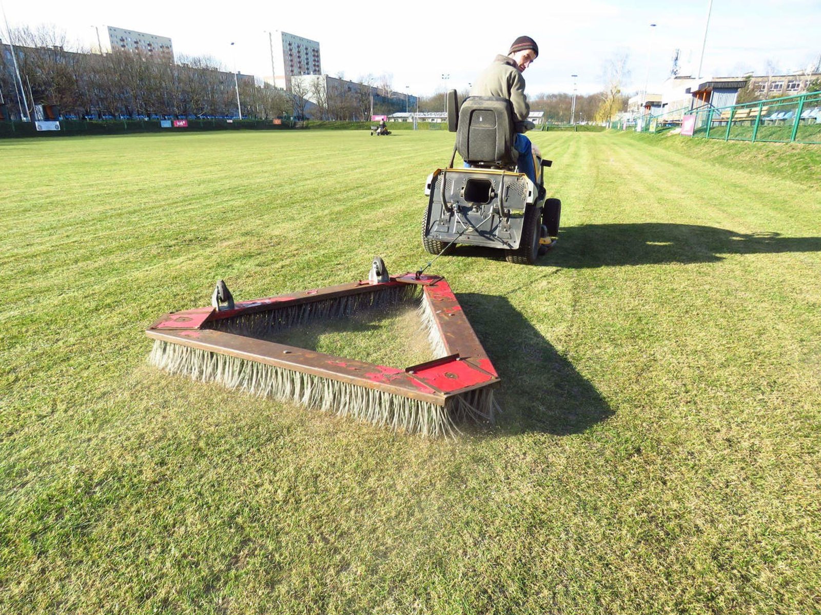 Szczotkowanie trawy naturalnej na boisku klubowym — renowacja murawy boiska