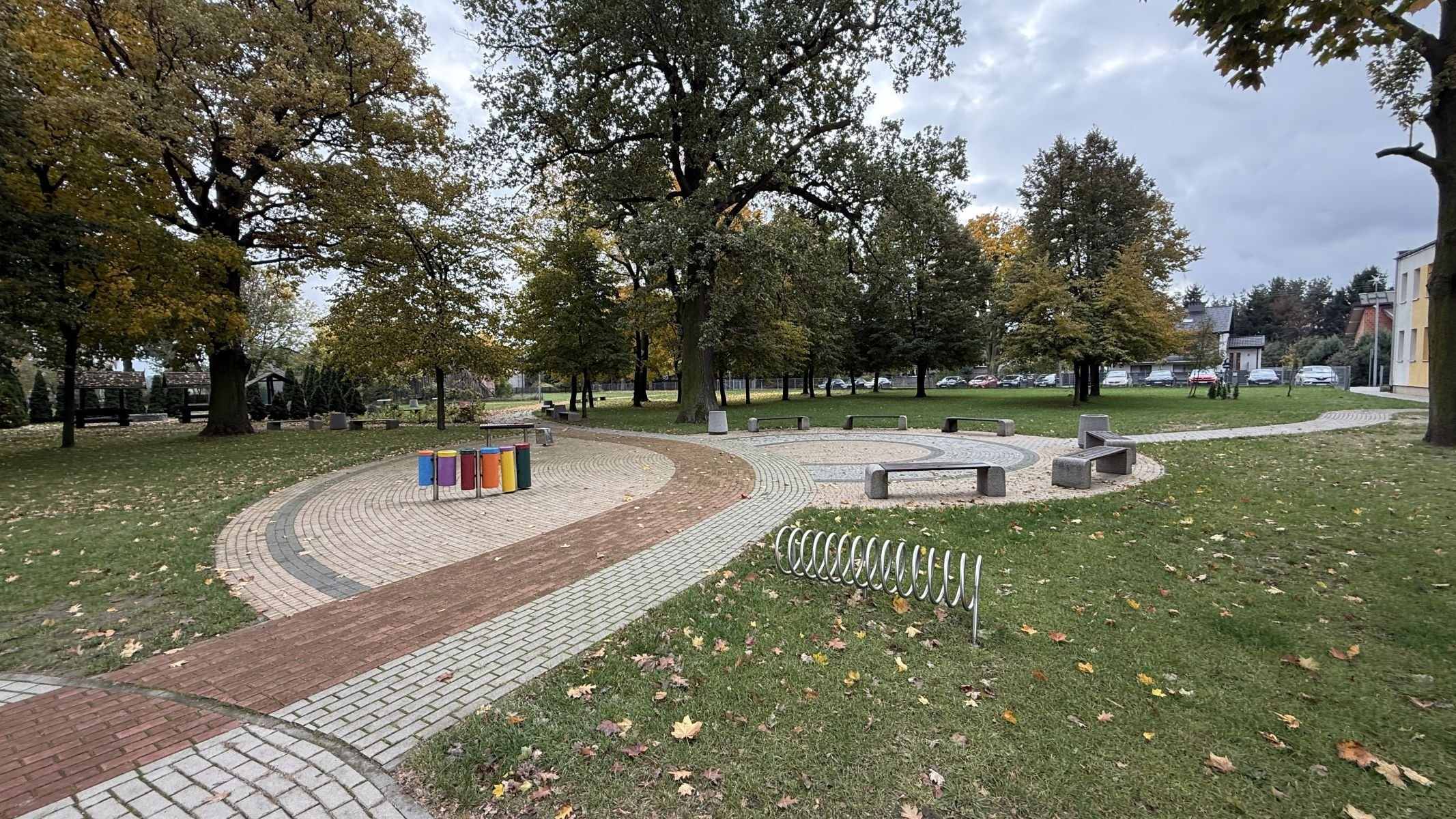 Skwer z instrumentami plenerowymi, ławkami i stojakiem rowerowym — utrzymanie stref rekreacji