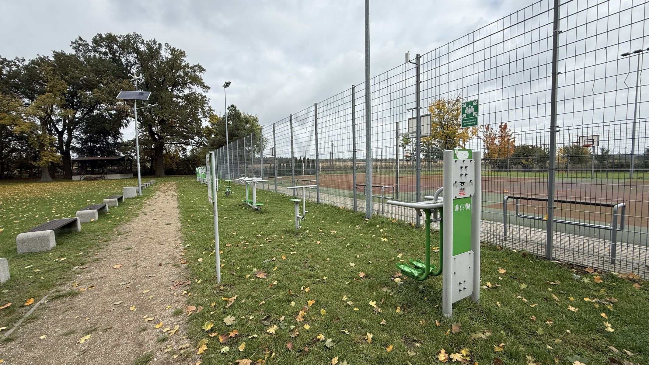 Siłownia zewnętrzna przy ogrodzonych boiskach wielofunkcyjnych — przeglądy siłowni plenerowych