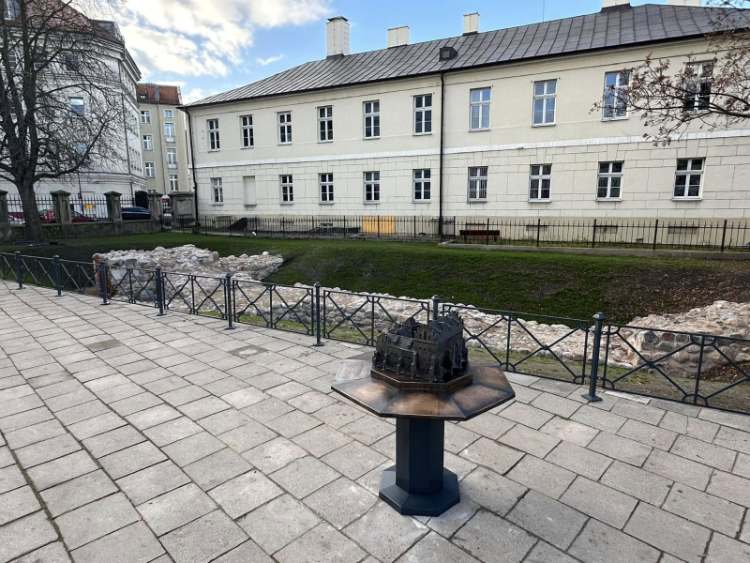 Relikt Zamku Kazimierzowskiego z makietą i murami obronnymi