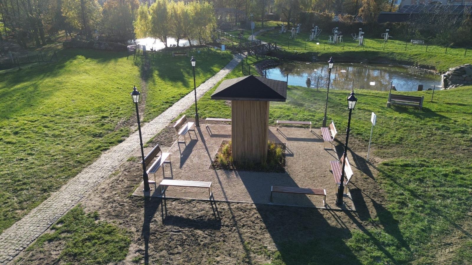 Budowa szachownicy plenerowej w parku