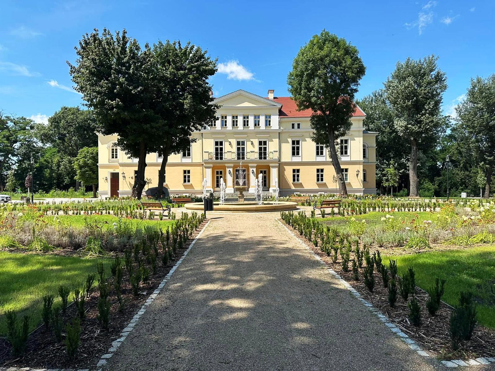 Ogród prywatny z rabatami i formowanymi krzewami