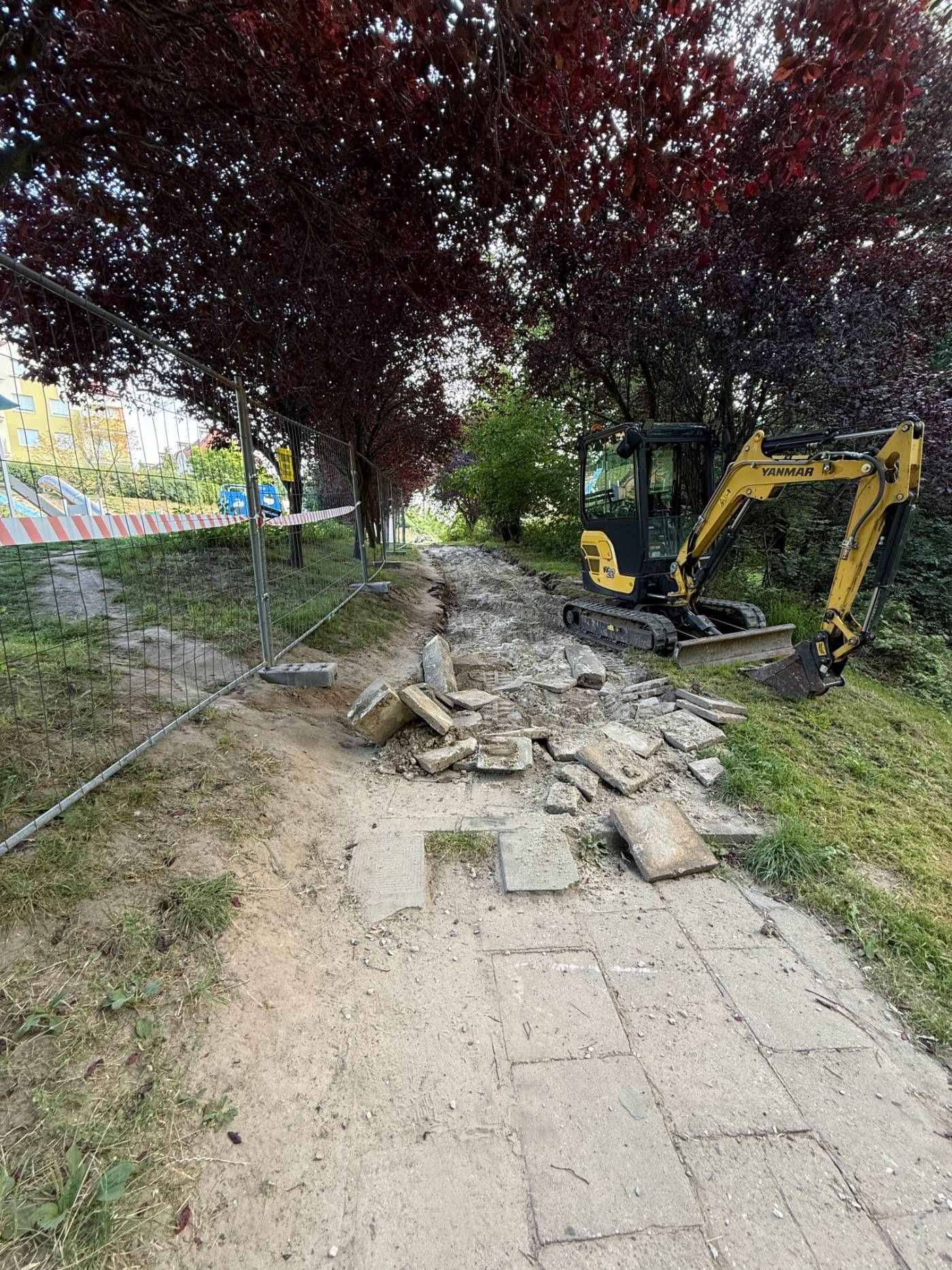 Praca glebogryzarką spalinową na przygotowywanym terenie