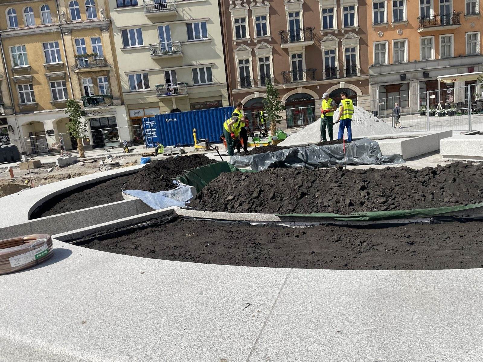 Przygotowanie podłoża w rabatach obwodowych rynku w Kaliszu — wymiana gleby