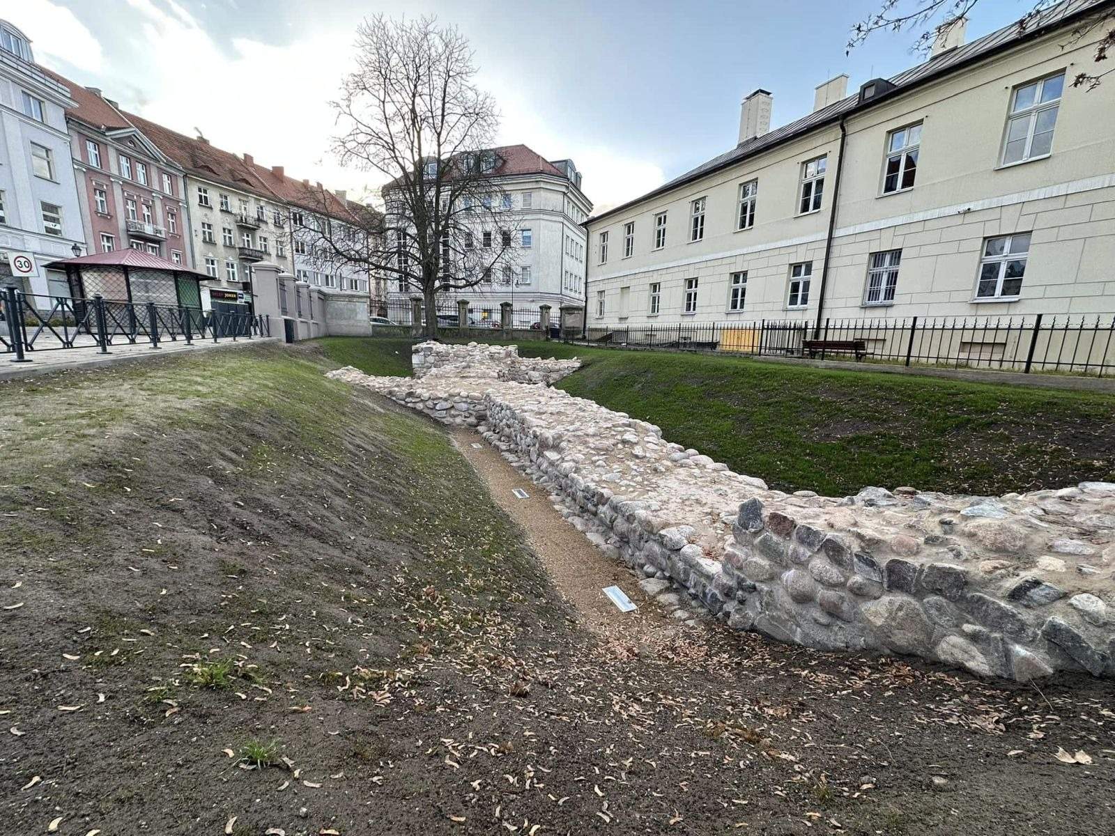 Wyeksponowane kamienne relikty Zamku Kazimierzowskiego w Kaliszu po konserwacji