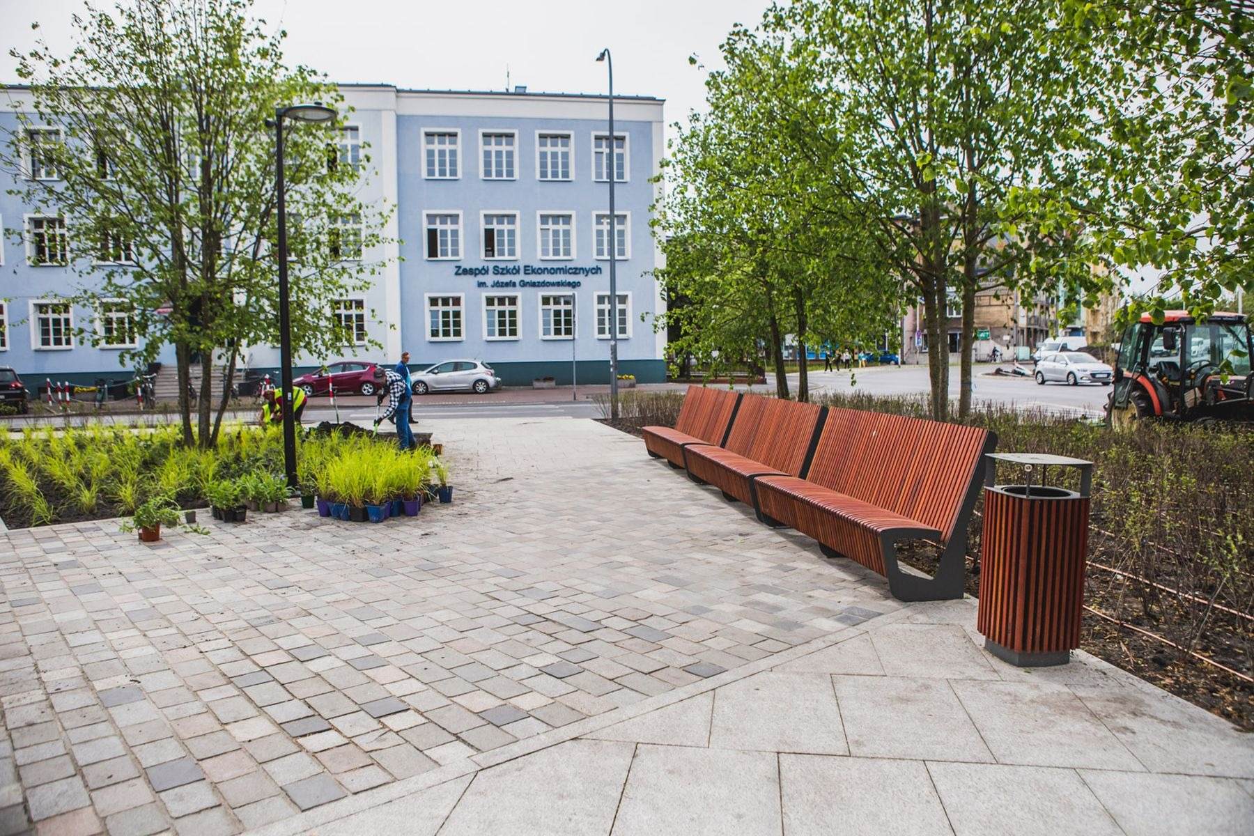 Nowe ławki i rabaty traw ozdobnych na skwerze przy Zespole Szkół Ekonomicznych