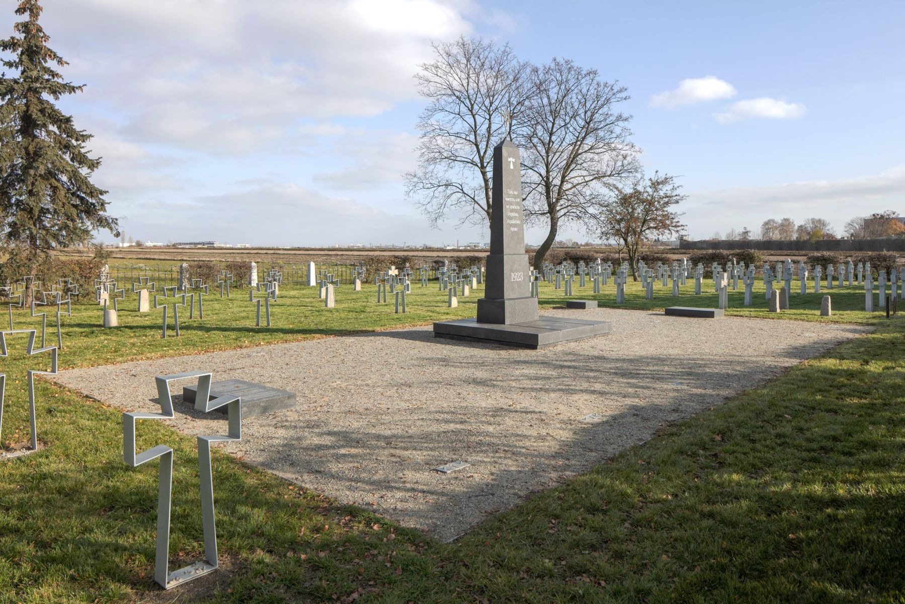 Obelisk z 1923 roku wśród zrekonstruowanych krzyży na Cmentarzu Ukraińskim
