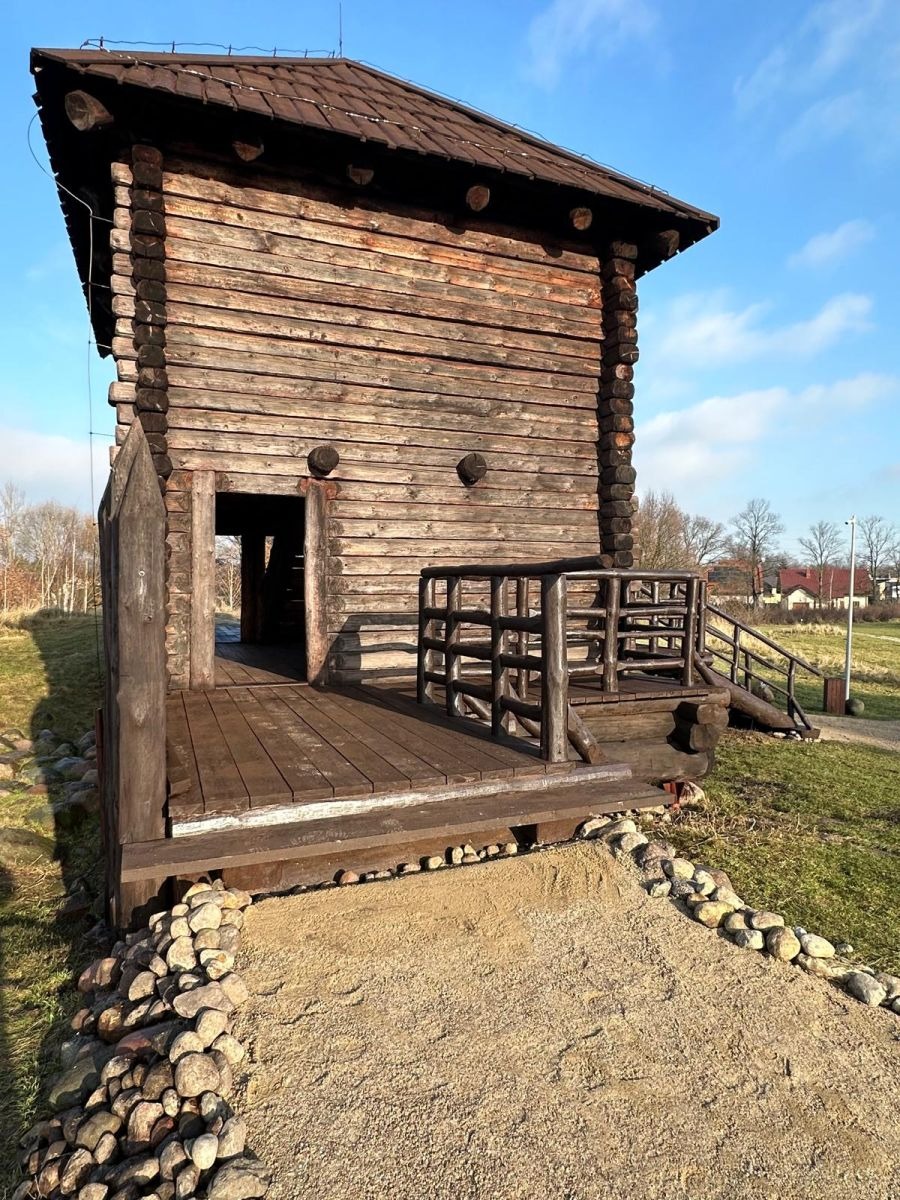 Drewniana wieża obronna w Rezerwacie Archeologicznym Kalisz-Zawodzie po naprawie