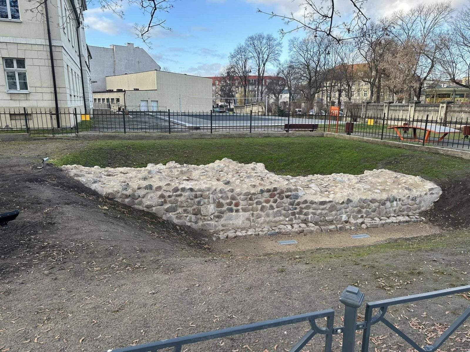Iluminacja reliktów murów zamkowych w Kaliszu nocą — podświetlenie zabytku