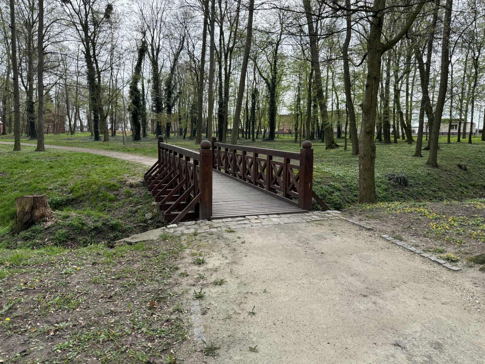 Drewniany mostek parkowy z balustradą — budowa mostków i kładek ogrodowych