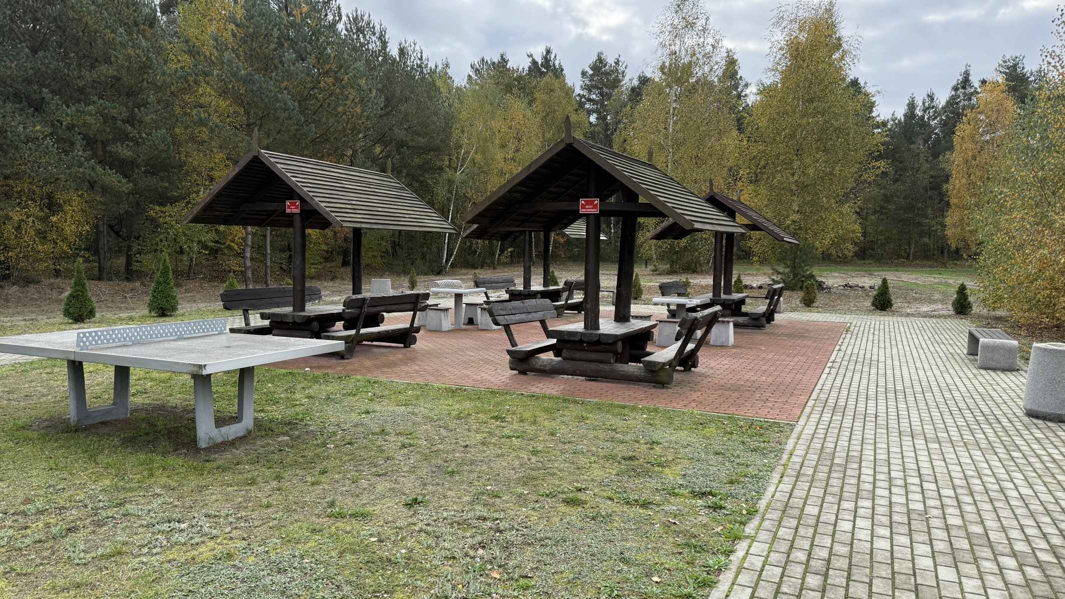 Wiaty piknikowe ze stołami i stołem do ping-ponga — strefa rekreacji plenerowej