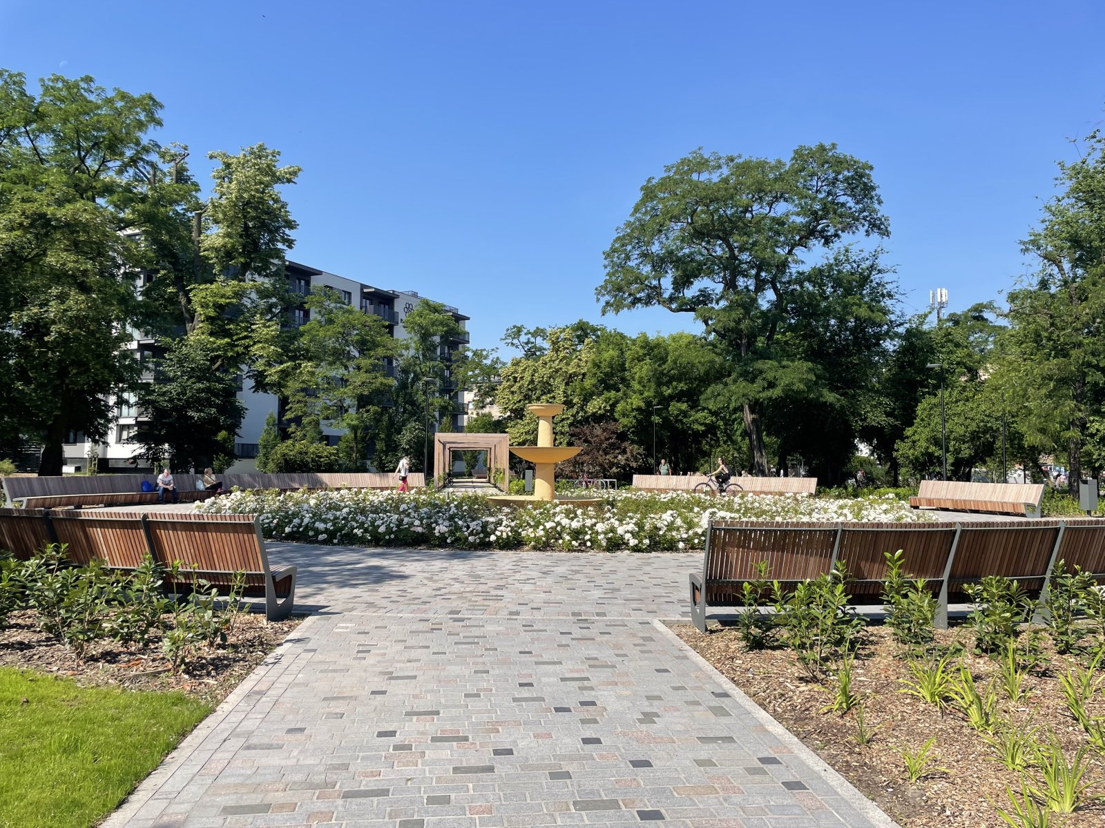 Skwer miejski z ławkami, fontanną i pergolami — mała architektura GardenProducts Kalisz