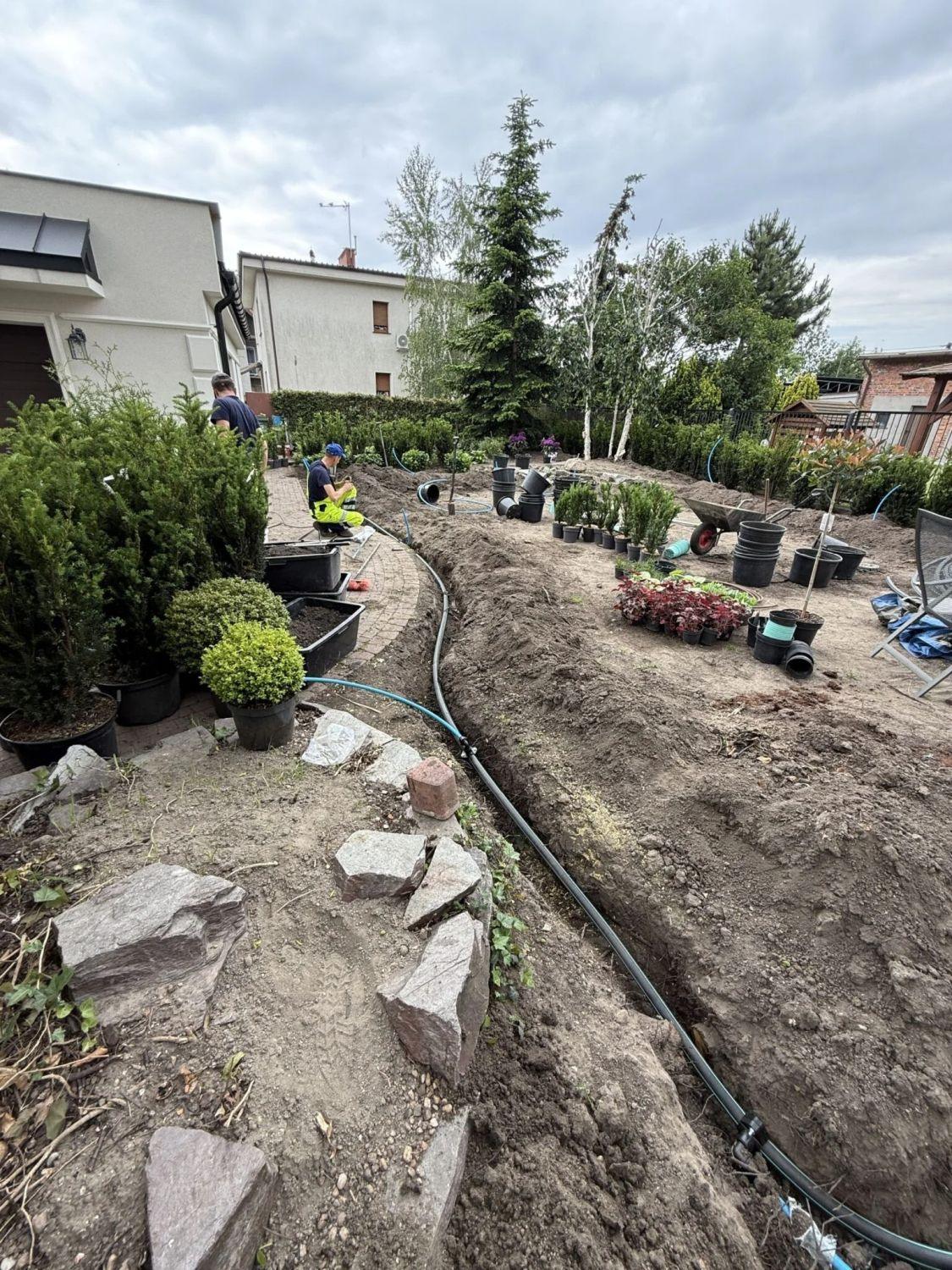 Układanie rurociągu nawadniania automatycznego w wykopie przy rabatach — brygada GardenProducts