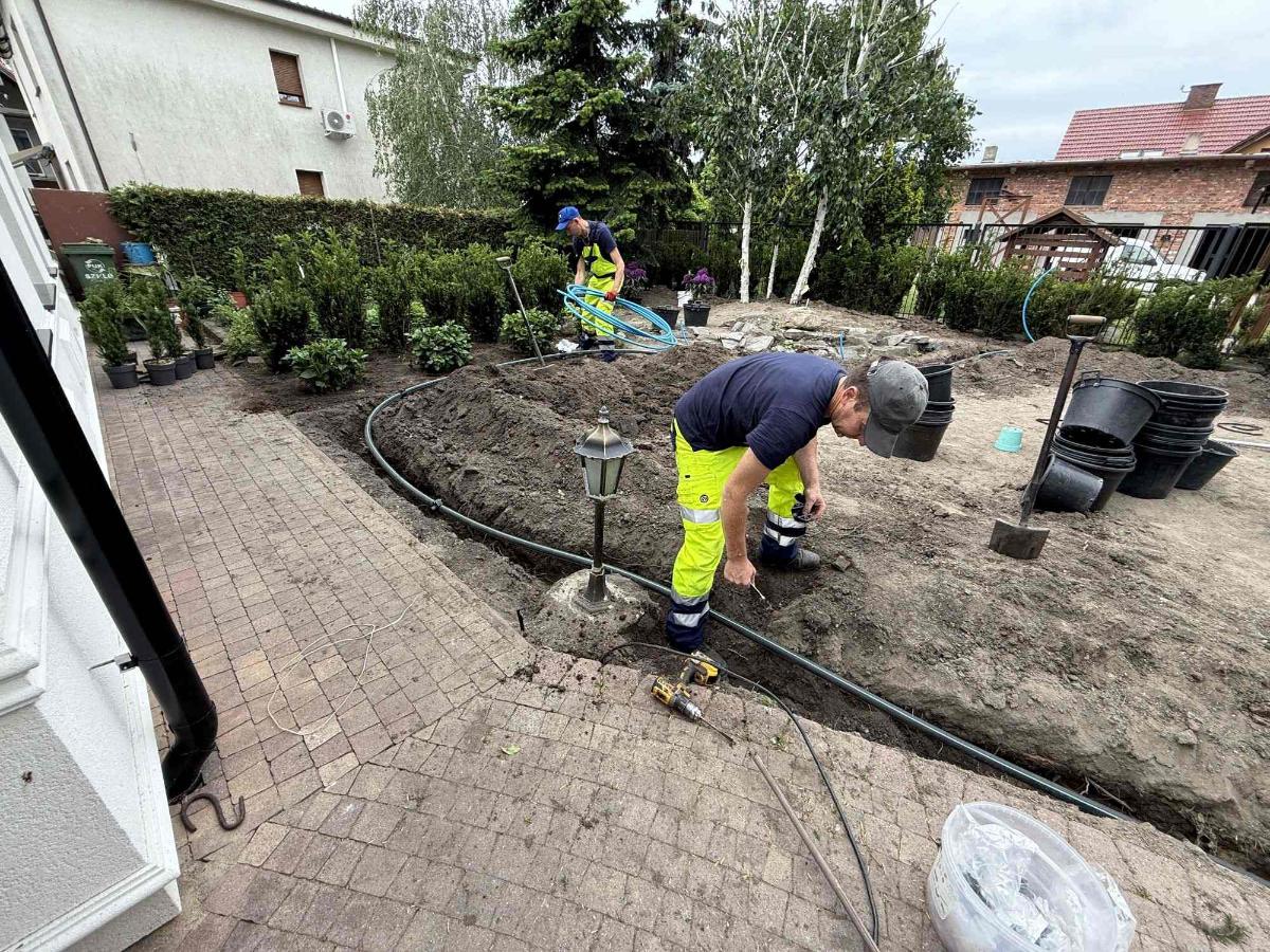 Montaż instalacji nawadniającej w ogrodzie frontowym przed nasadzeniami