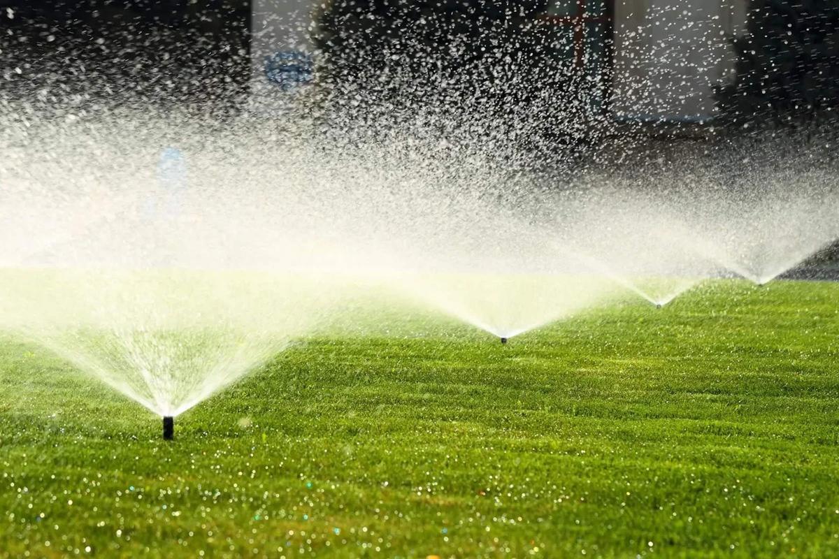 Zraszacze wynurzalne podlewające zielony trawnik — automatyczne nawadnianie ogrodu GardenProducts