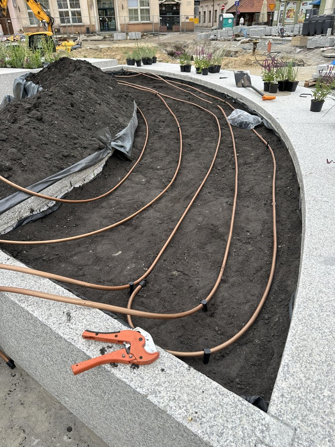 Nawadnianie kroplowe donic granitowych w przestrzeni miejskiej — realizacja GardenProducts
