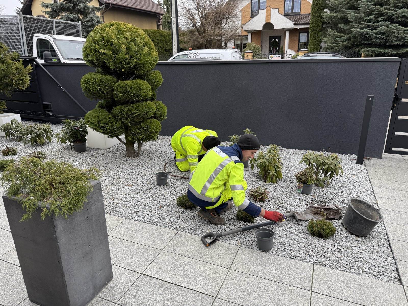 Nasadzenia uzupełniające w rabacie z grysu przy nowoczesnym ogrodzeniu — GardenProducts Kalisz