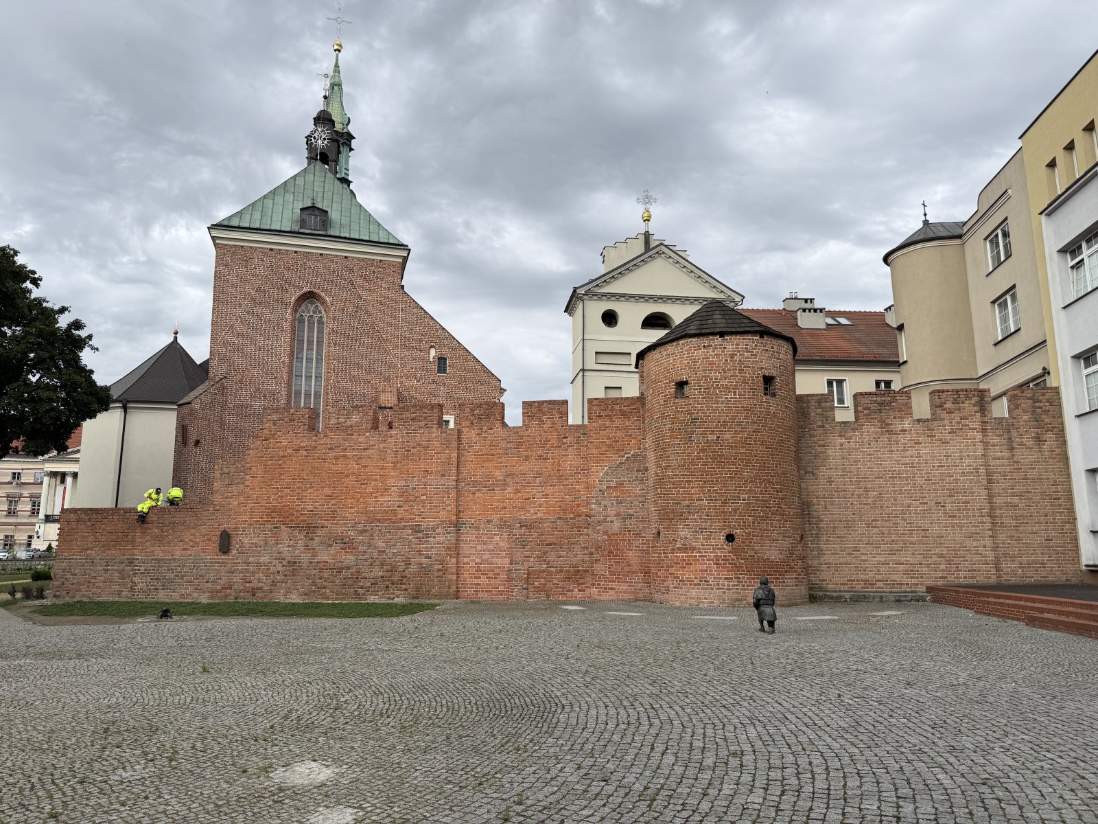Zrewaloryzowane średniowieczne mury miejskie z Basztą Dorotką w Kaliszu — prace konserwatorskie przy murach