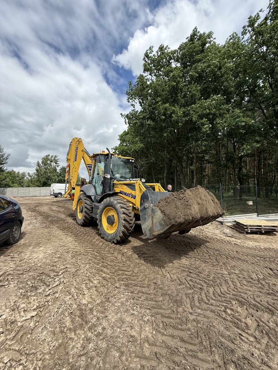 Koparko-ładowarka podczas prac ziemnych — park maszynowy GardenProducts Kalisz