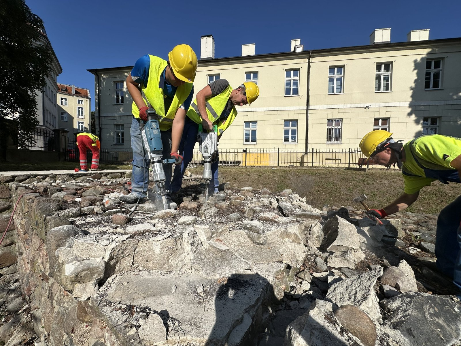 Rozbiórka kamiennego fundamentu młotami wyburzeniowymi