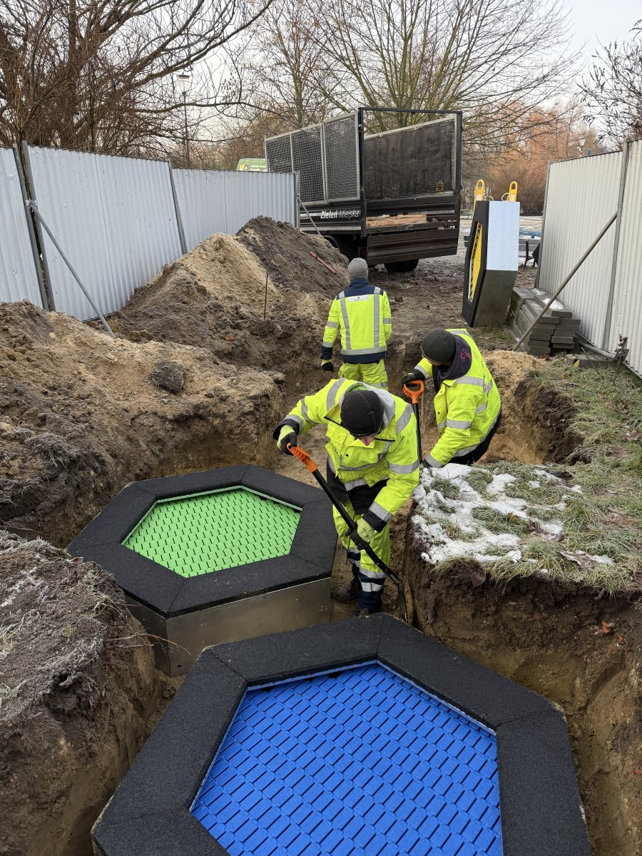 Wykopy pod montaż trampolin ziemnych na placu zabaw
