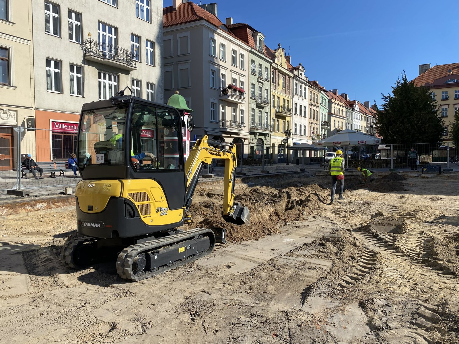 Minikoparka podczas robót ziemnych na Głównym Rynku w Kaliszu — roboty budowlane GardenProducts