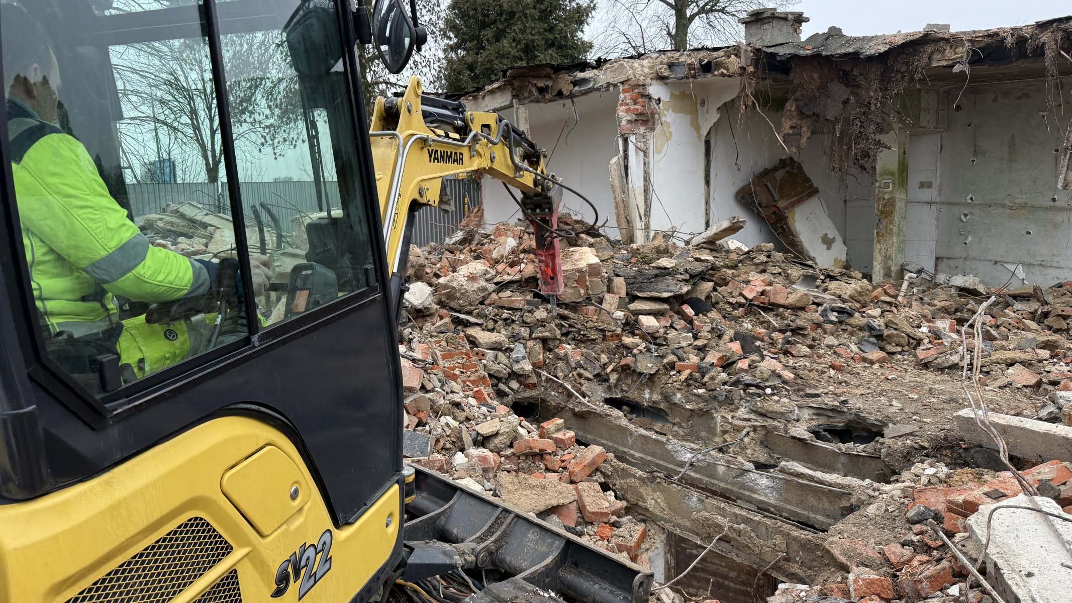 Rozbiórka budynku minikoparką z młotem wyburzeniowym