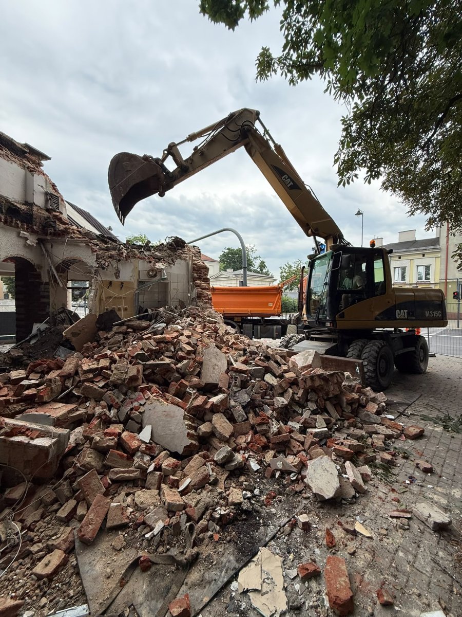 Rozbiórka budynku koparką i załadunek gruzu na wywrotkę