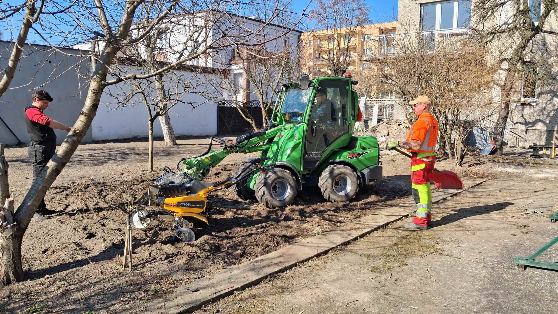 Karczowanie i uprawa gleby glebogryzarką w starym ogrodzie — sprzęt GardenProducts