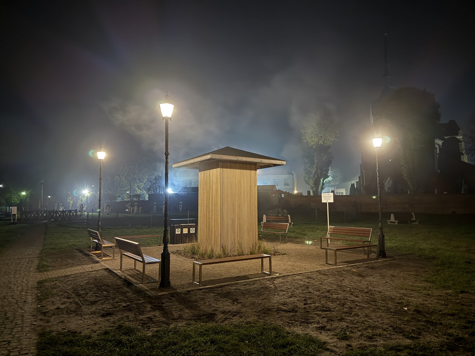 Tężnia soniczna w Raszkowie nocą — mgła solankowa w świetle latarni