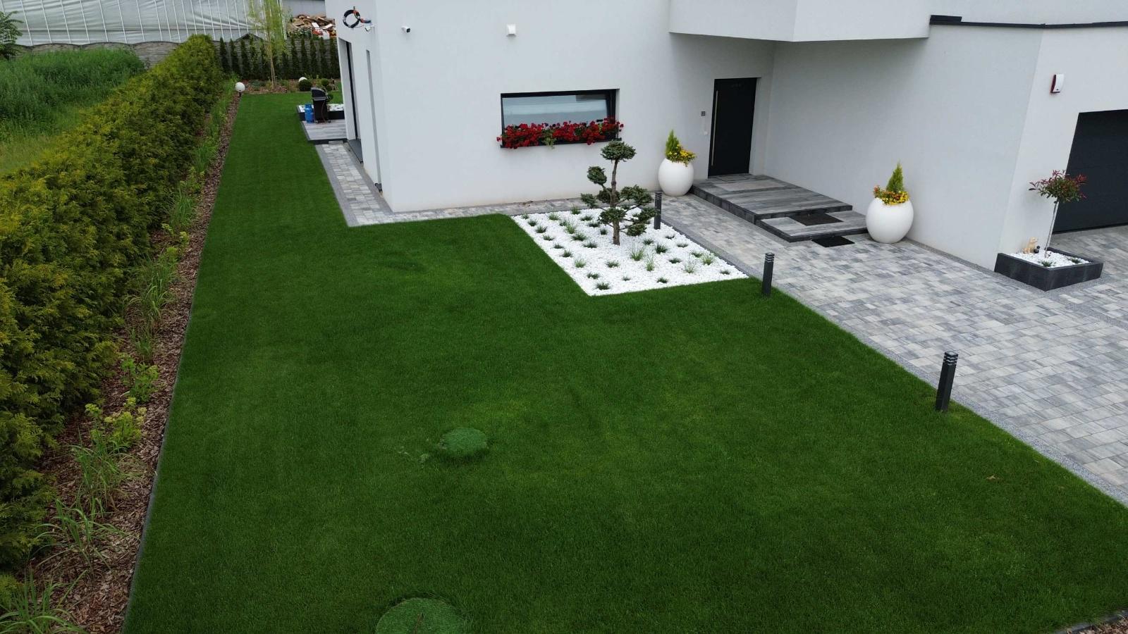 Idealnie równy trawnik z rolki przy nowoczesnym domu — zakładanie trawników GardenProducts Kalisz