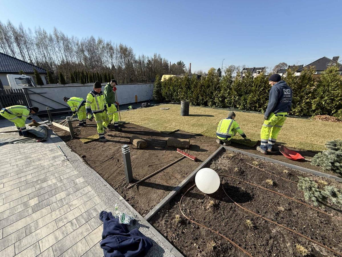 Brygada GardenProducts układa trawnik z rolki w ogrodzie przydomowym