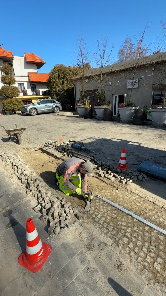 Naprawa i przekładka nawierzchni z kostki granitowej na placu