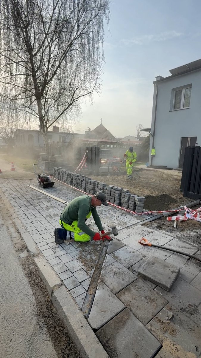 Układanie kostki brukowej na chodniku przy domu — brukarstwo GardenProducts