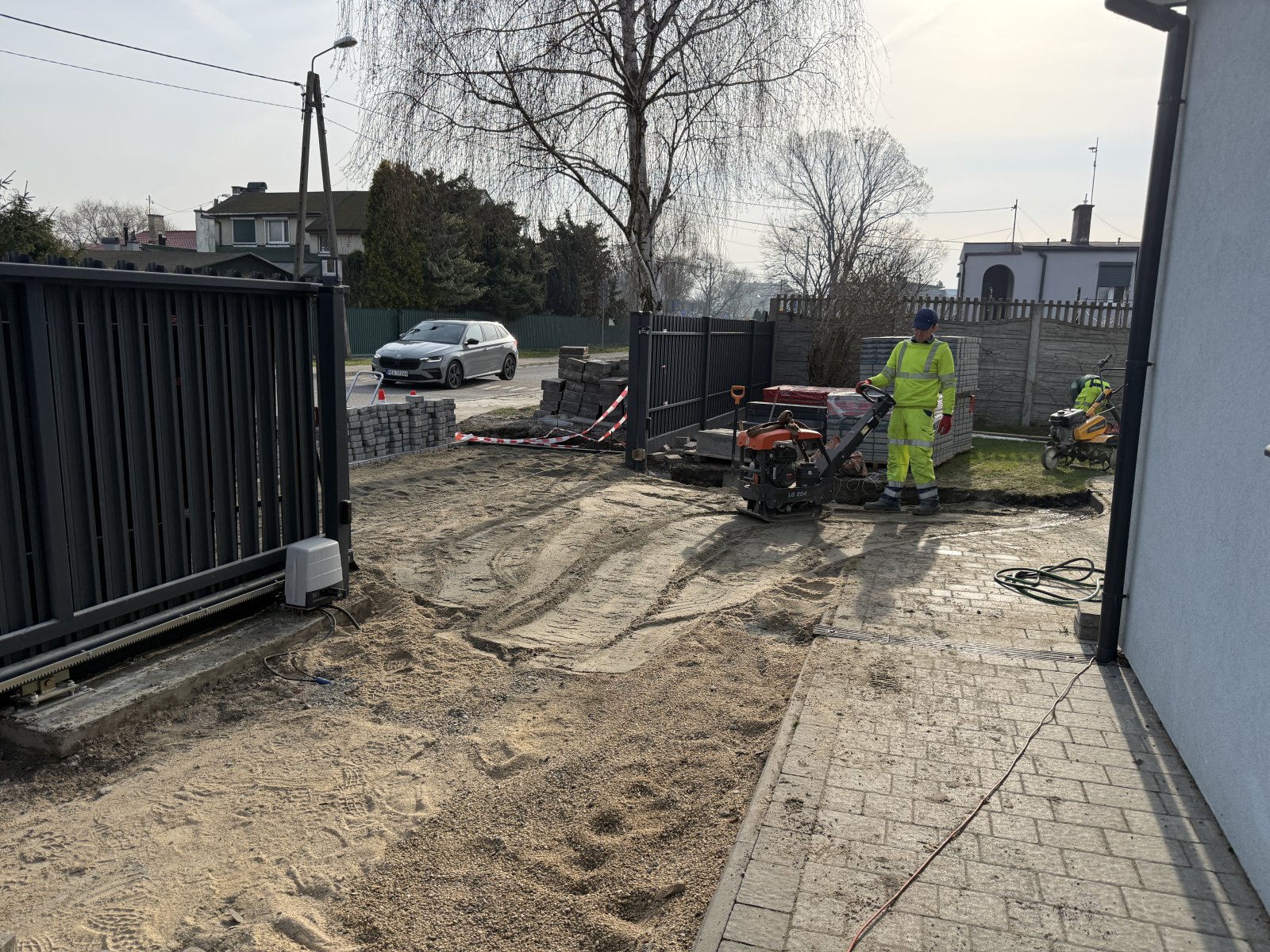 Zagęszczanie podbudowy pod podjazd z kostki brukowej przy bramie wjazdowej