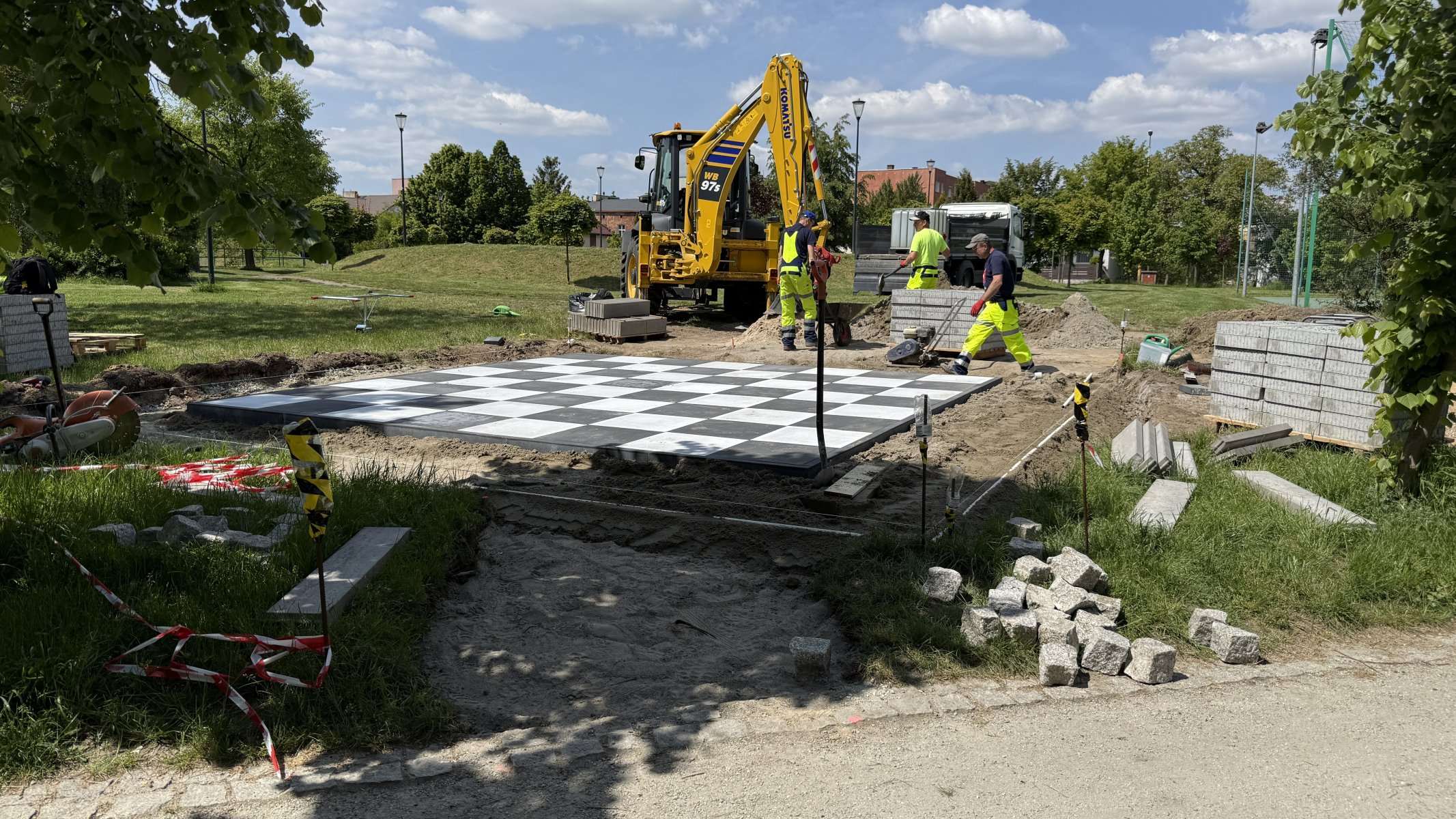 Budowa szachownicy plenerowej w parku — nawierzchnie rekreacyjne GardenProducts