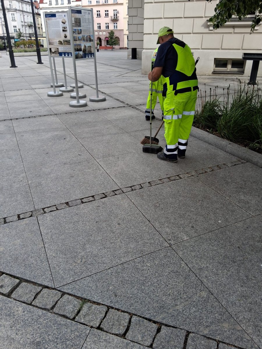 Zamiatanie placu przy ratuszu — codzienne utrzymanie czystości przestrzeni publicznej