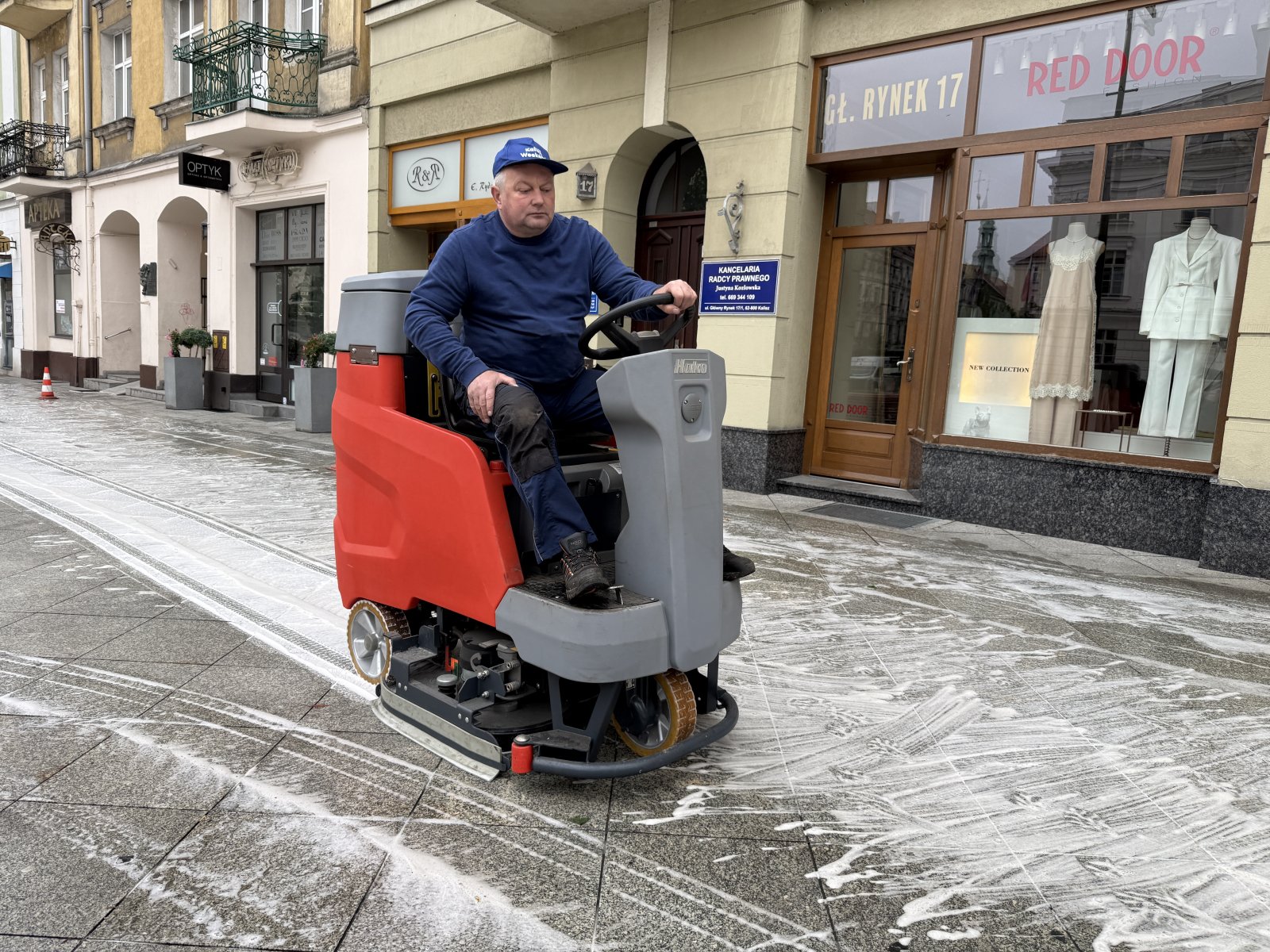 Szorowarka HAKO myje nawierzchnię ulicy w centrum Kalisza — maszynowe mycie nawierzchni