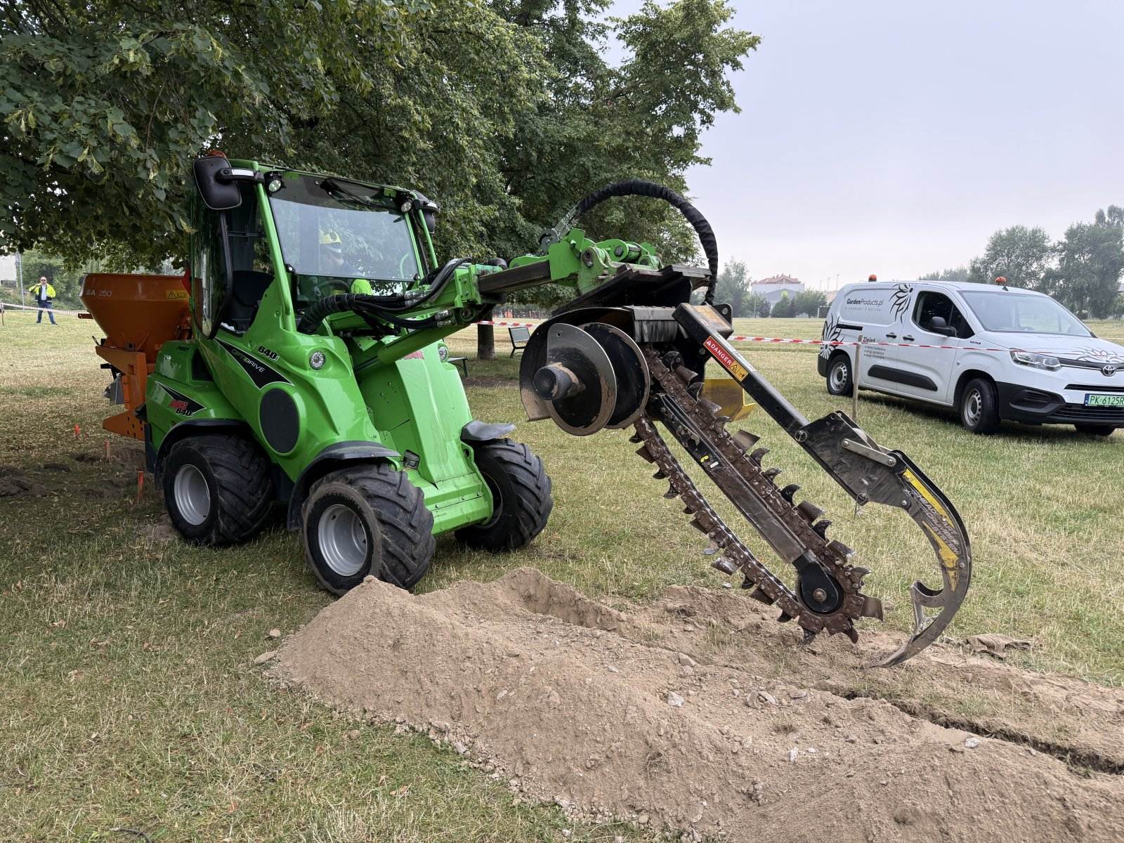 Ładowarka Avant 640 z koparką łańcuchową podczas prac ziemnych w parku — wynajem maszyn budowlanych i ogrodniczych Kalisz