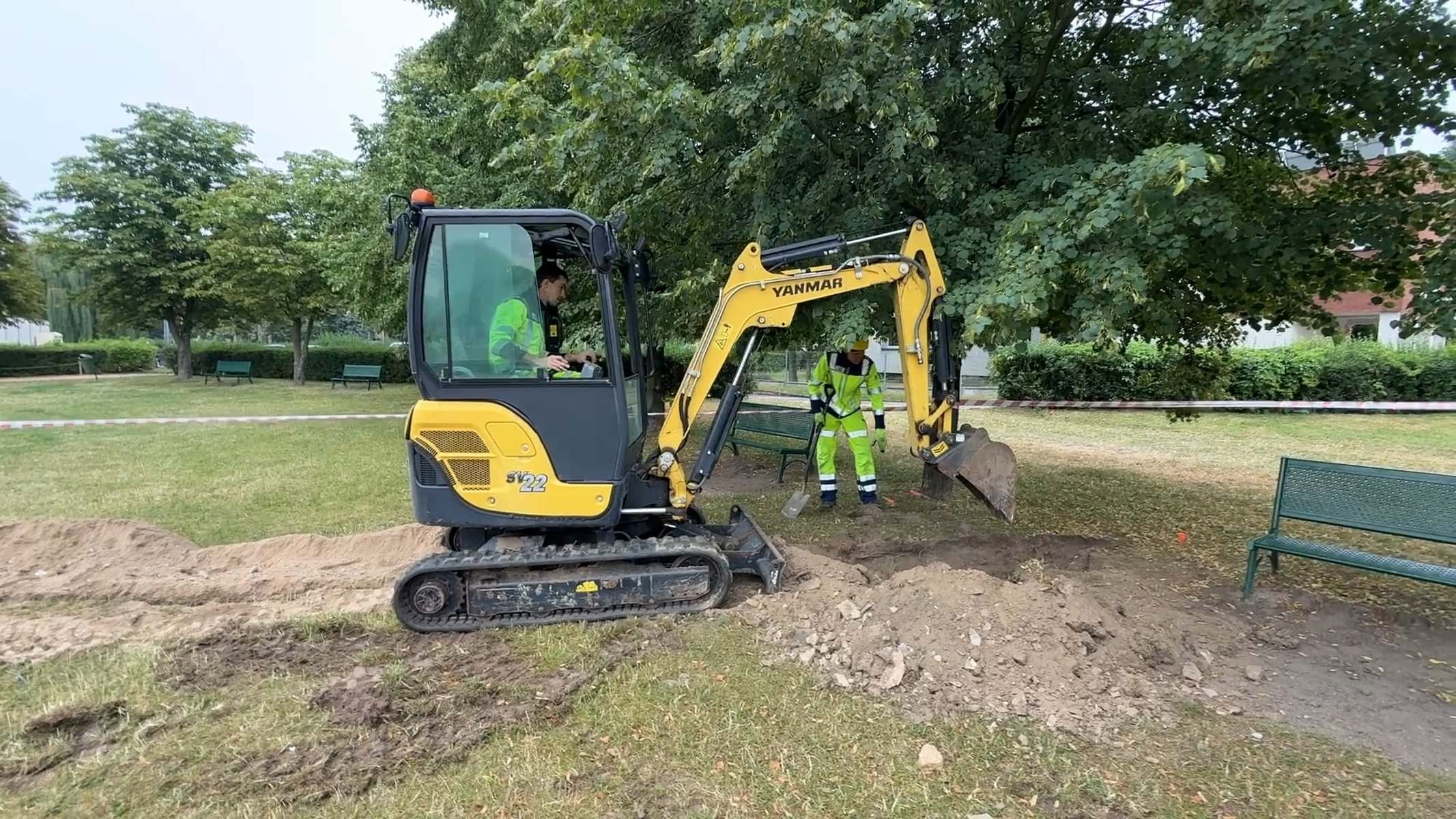 Minikoparka Yanmar SV22 podczas wykopów w parku miejskim — prace ziemne Kalisz