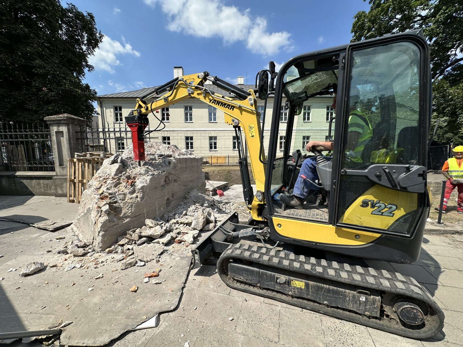 Minikoparka Yanmar z młotem wyburzeniowym kruszy betonowy blok — wynajem minikoparki z młotem Kalisz