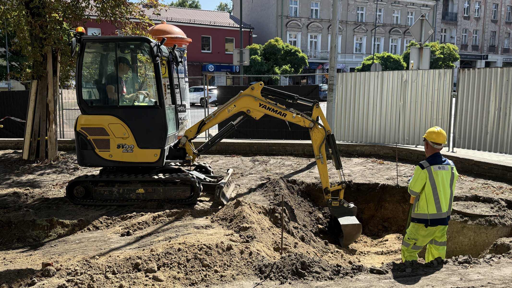 Minikoparka Yanmar SV22 podczas wykopu na Głównym Rynku w Kaliszu — wynajem minikoparki z operatorem