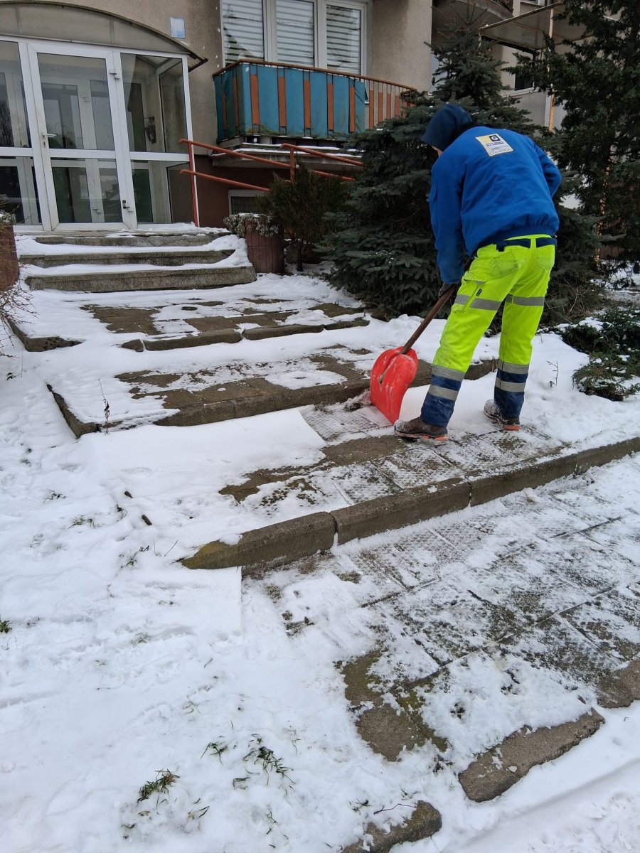 Ręczne odśnieżanie schodów przed wejściem do budynku — odśnieżanie dojść dla wspólnot